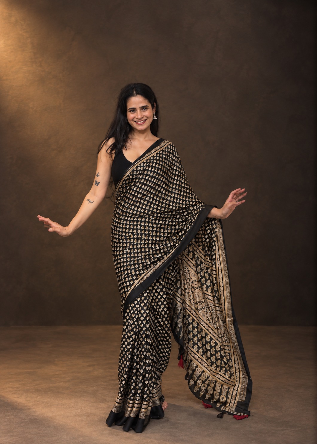 Aarohi black mirroe saree